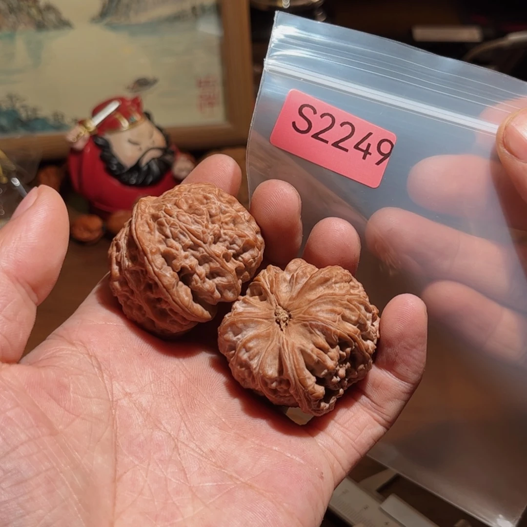 文玩核桃吊坠白狮子