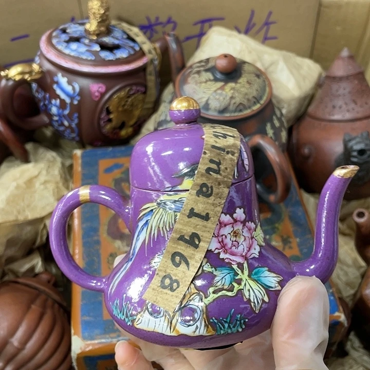 茶壶紫砂原矿泥料手工制作的一把紫砂壶。
