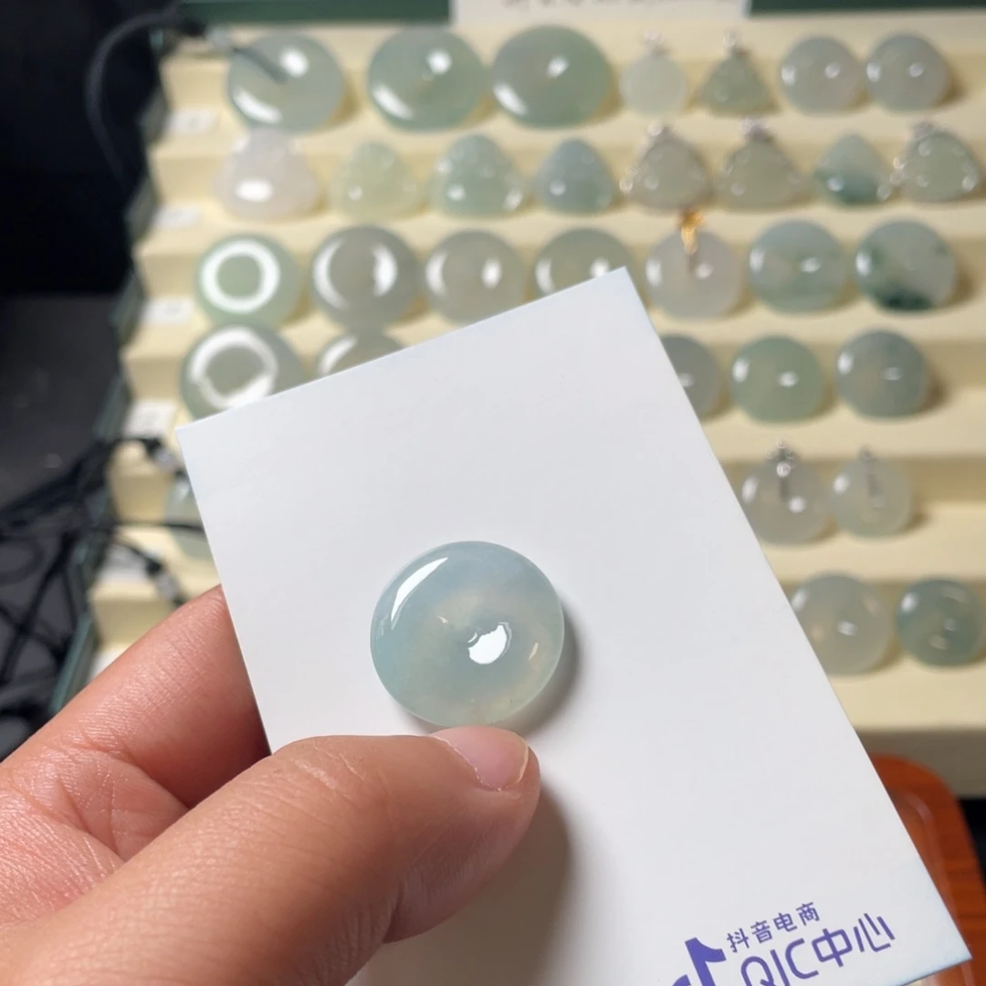 翡翠未镶嵌颈饰557788986567888