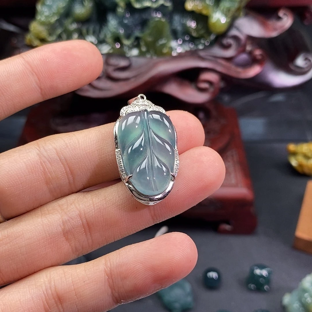 翡翠未镶嵌颈饰花****姐
