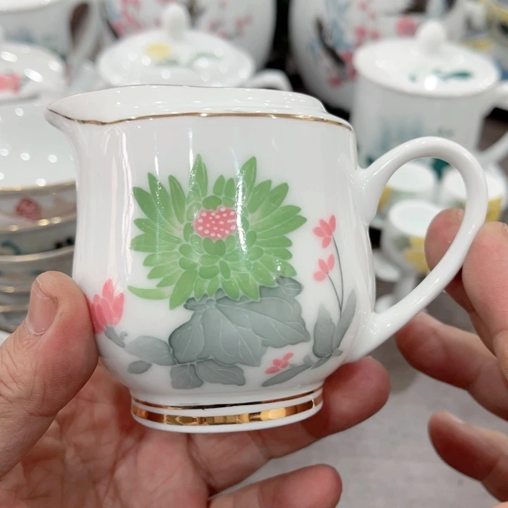 壶釉下五彩的瓷器和瓷器