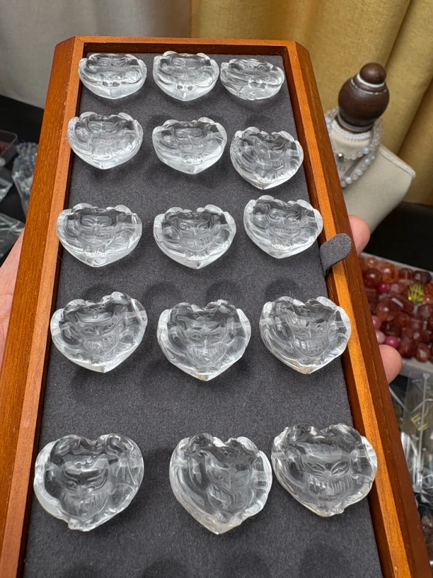 天然A级白水晶爱心狐精品雕刻件一颗约24mm双面