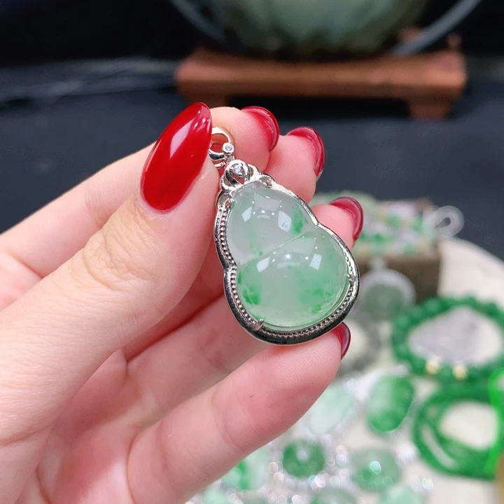 颈饰未镶嵌石英质玉（非洲翠）