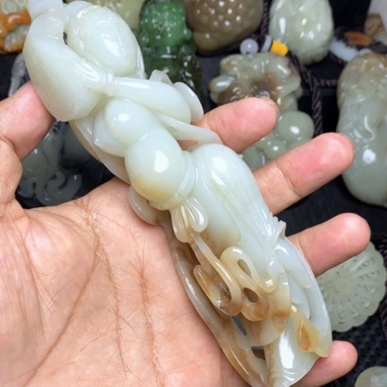 颈饰未镶嵌和田玉马*