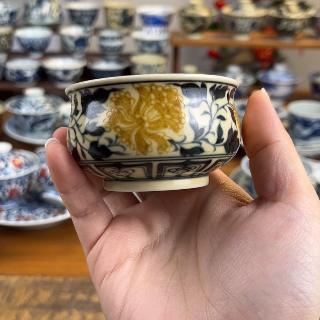 釉里金牡丹炉式杯