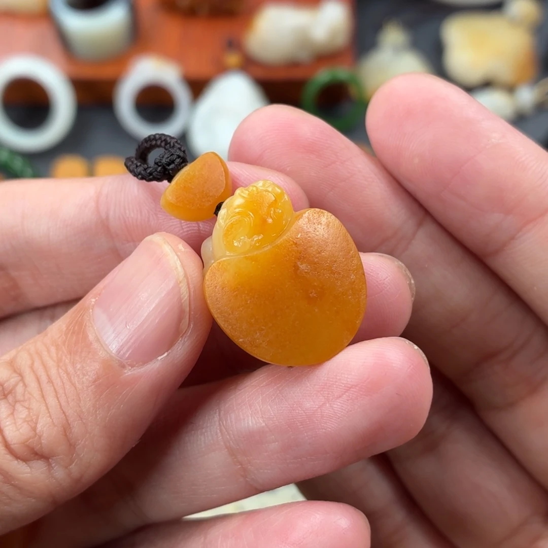 9***8和田玉未镶嵌颈饰