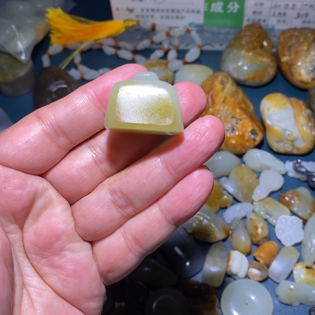 江***米和田玉未镶嵌颈饰