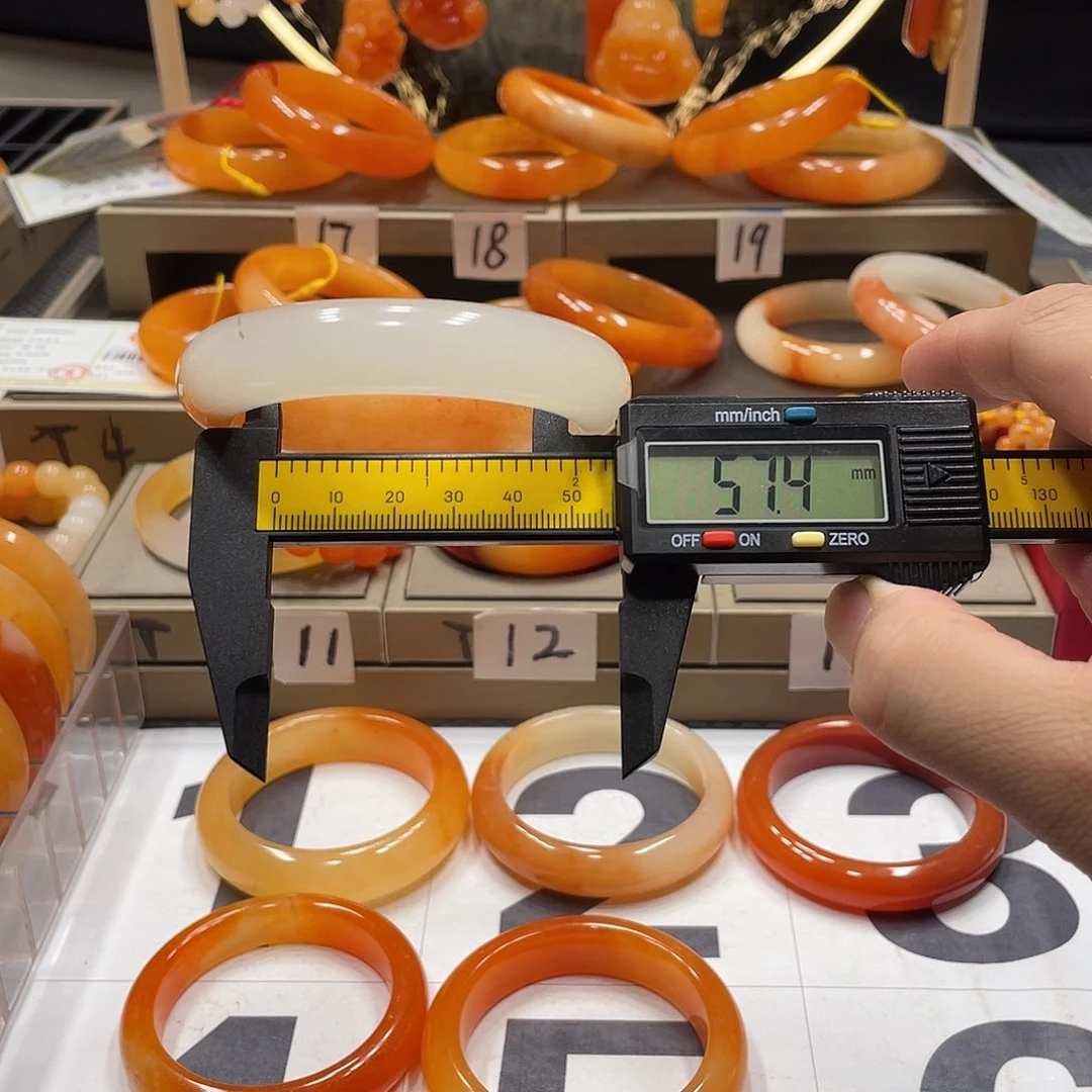 未镶嵌石英质玉（黄龙玉）手镯