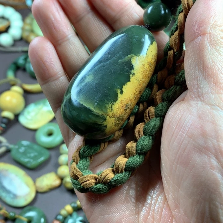 吊坠(赠链)未镶嵌岫岩河磨玉（透闪石质玉）