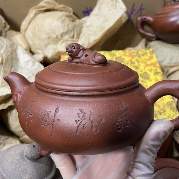 紫砂茶壶矿泥料，手工制作的一把紫砂壶。