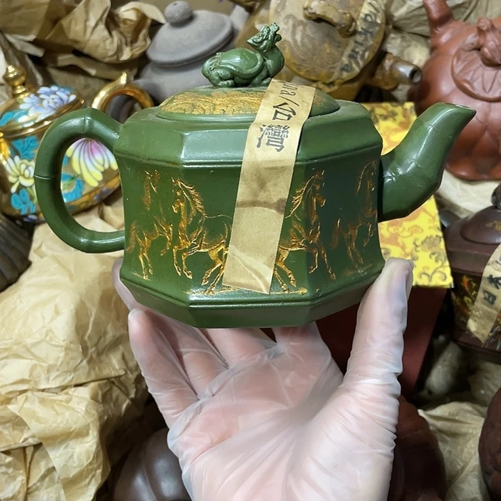 紫砂茶壶原矿泥料，手工制作的一把紫砂壶。