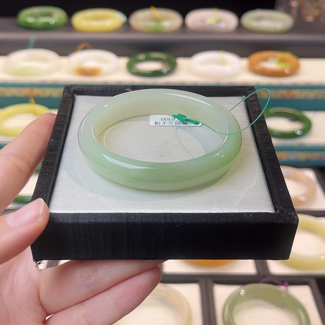 和田玉手镯（贵妃镯）未镶嵌 且末青白