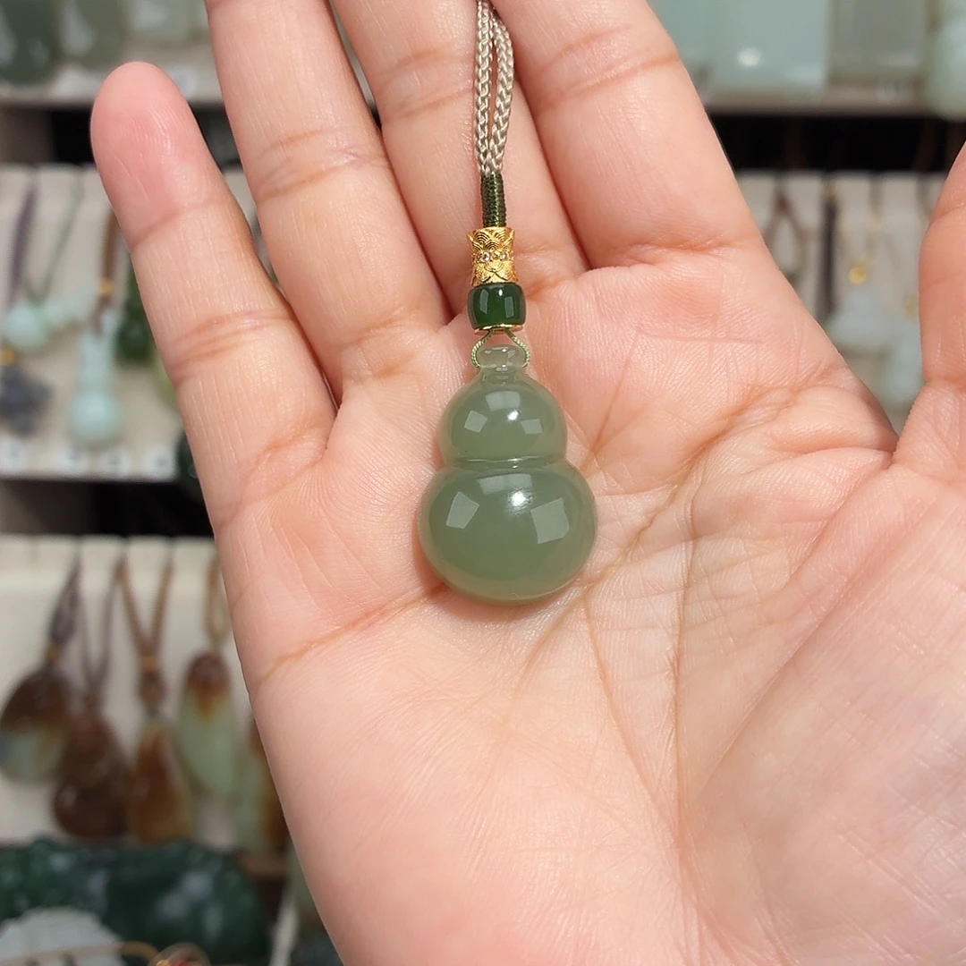 和田玉未镶嵌颈饰湖水绿葫芦