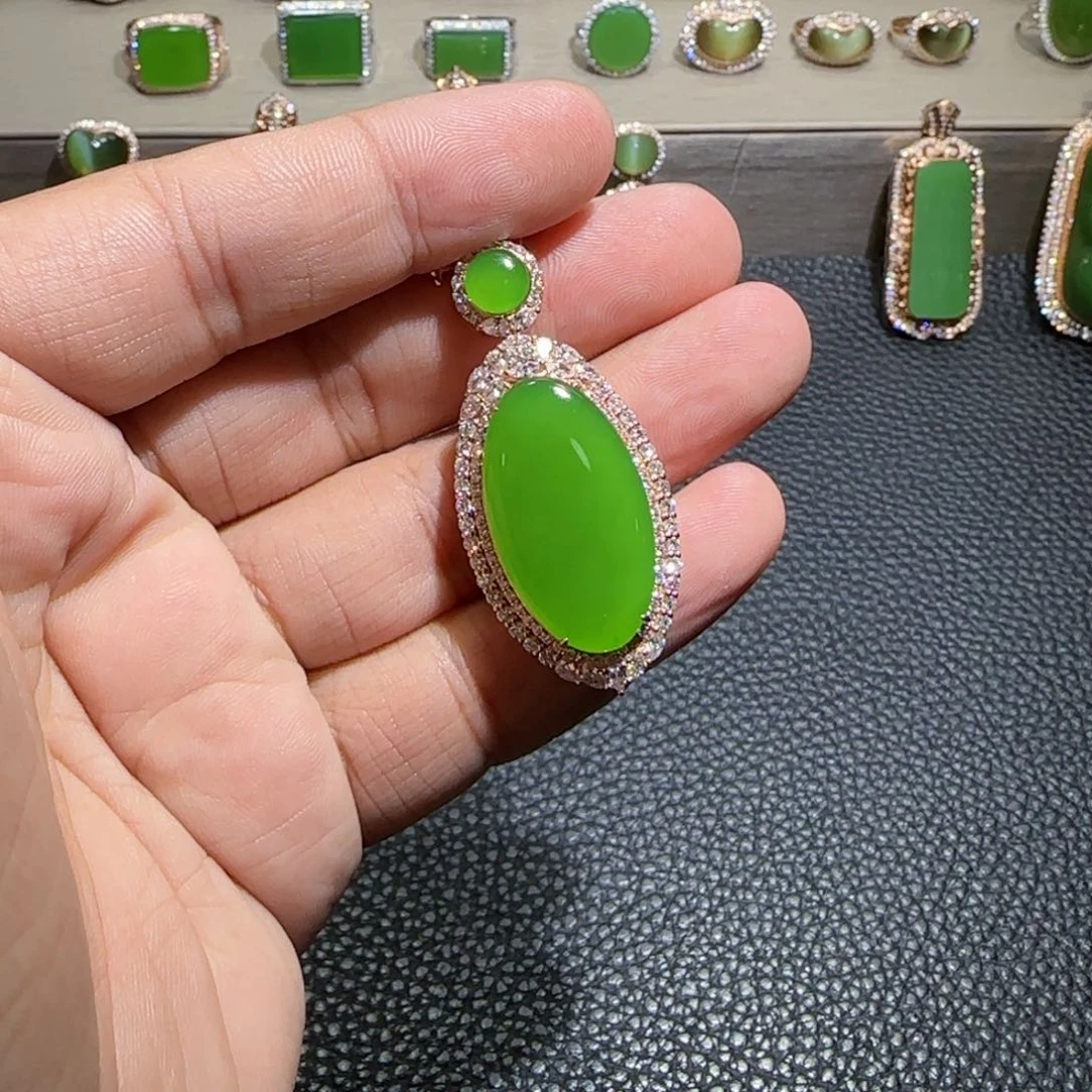 18K金镶嵌和田玉（碧玉）挂件莫*