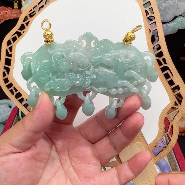 翡翠未镶嵌颈饰国风