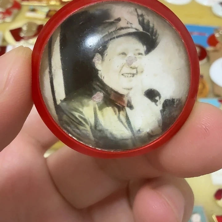 红***传铝毛爷爷像章，万岁