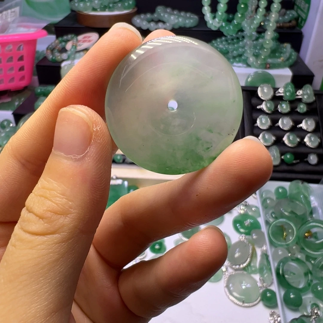 颈饰未镶嵌石英质玉（非洲翠）