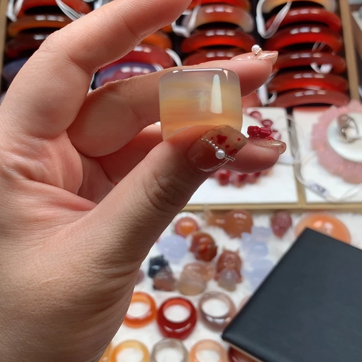 玛瑙/玉髓手镯未镶嵌-***°