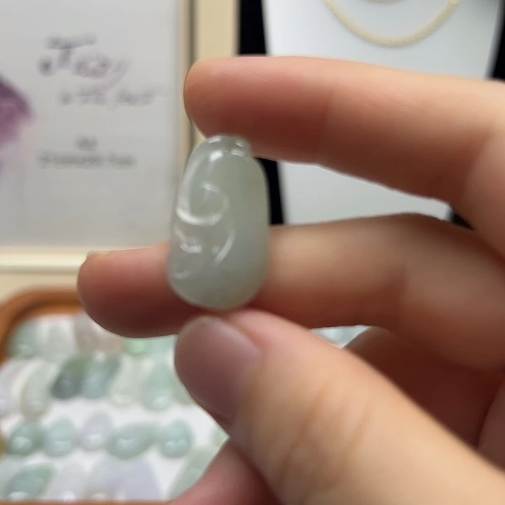 翡翠未镶嵌颈饰如意吊坠