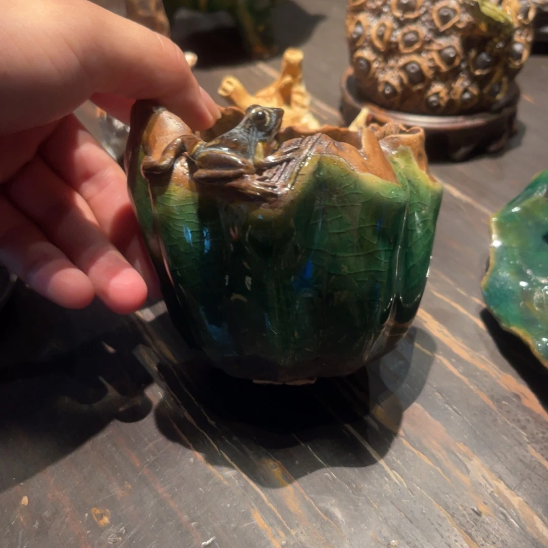 陶艺作品青蛙荷叶花器