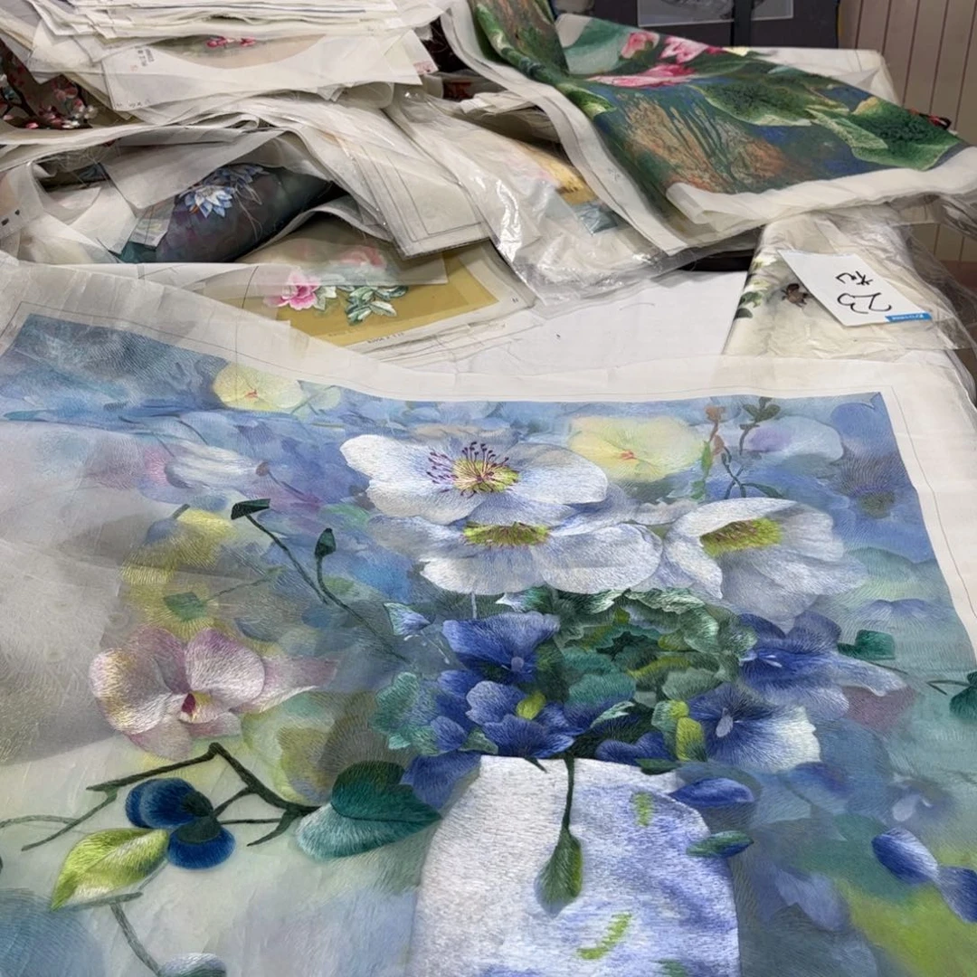 刺绣摩**子纯手工巧克力礼盒