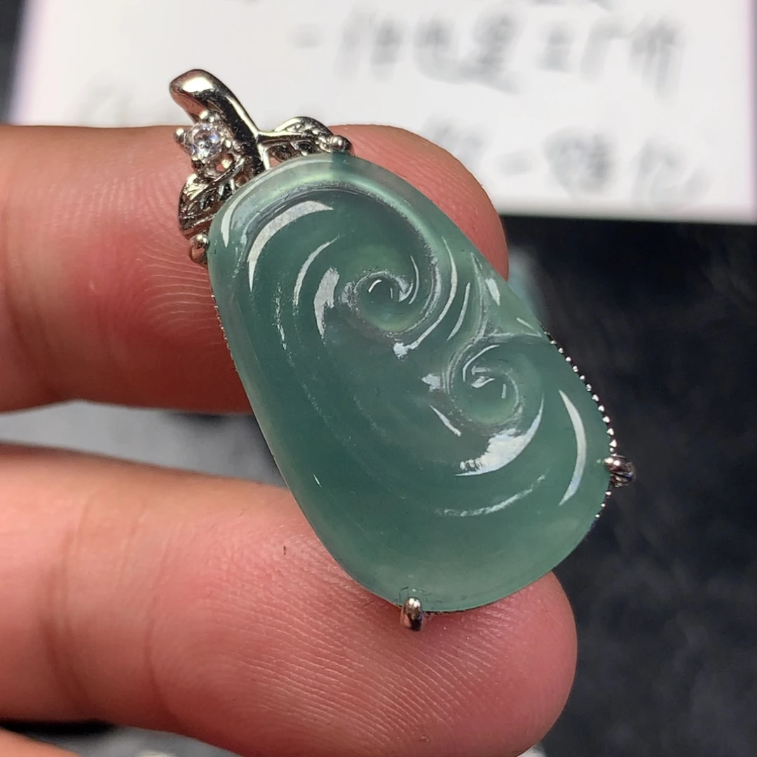 翡翠未镶嵌颈饰巳巳如意