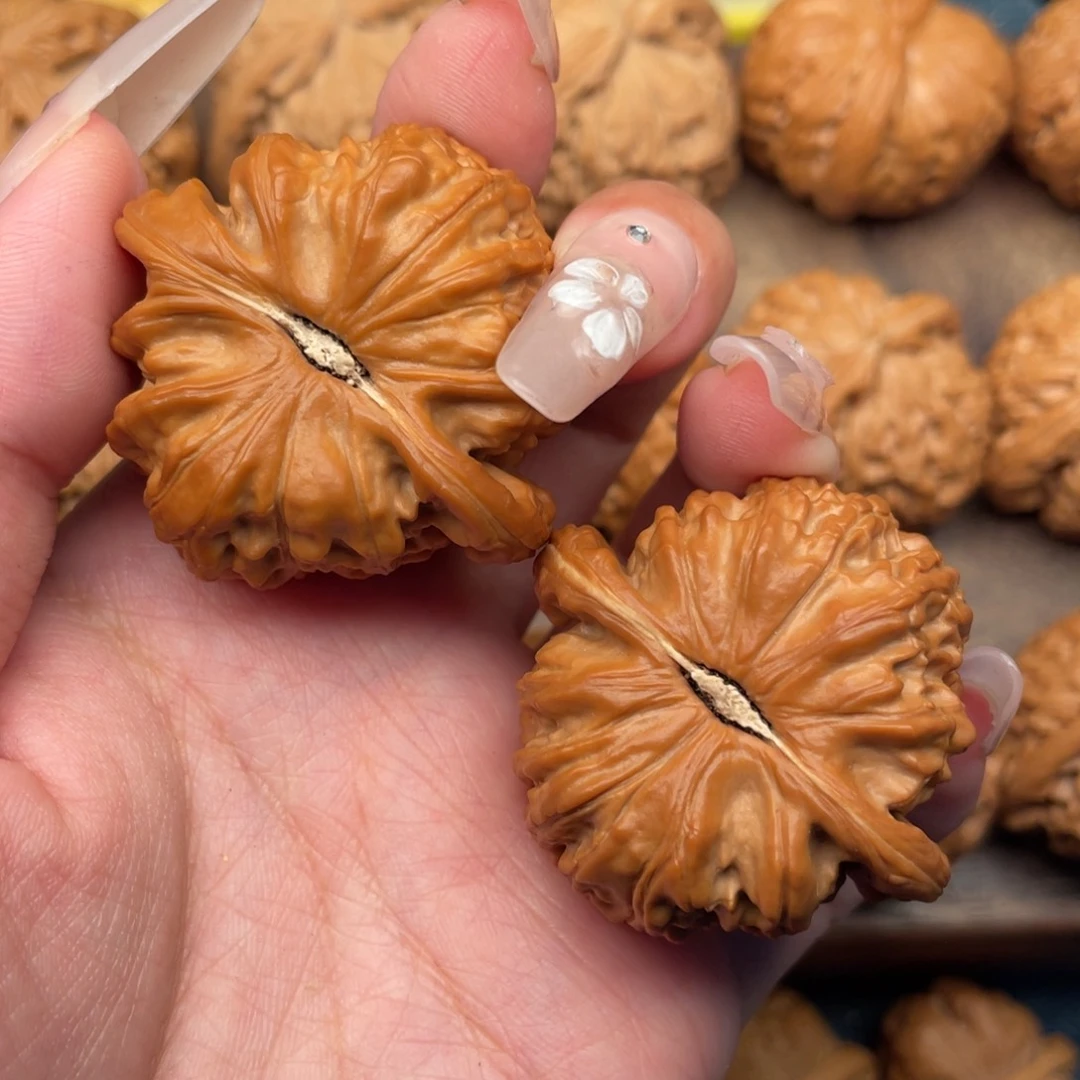 文玩核桃吊坠全品，红皮精配白狮子43