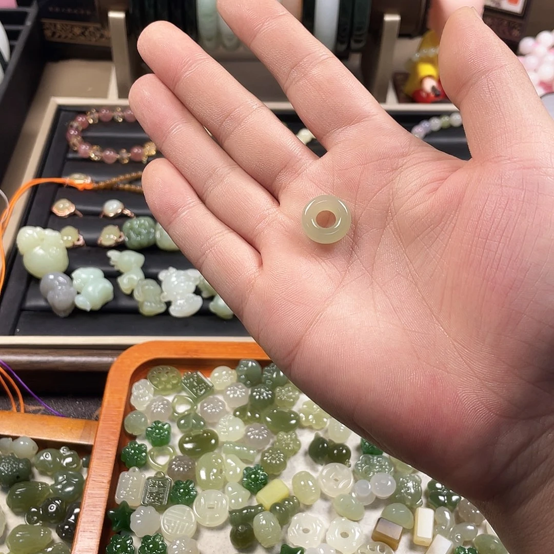 超***姐和田玉未镶嵌颈饰