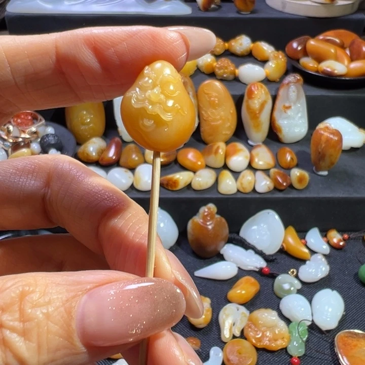 卡***世和田玉未镶嵌颈饰