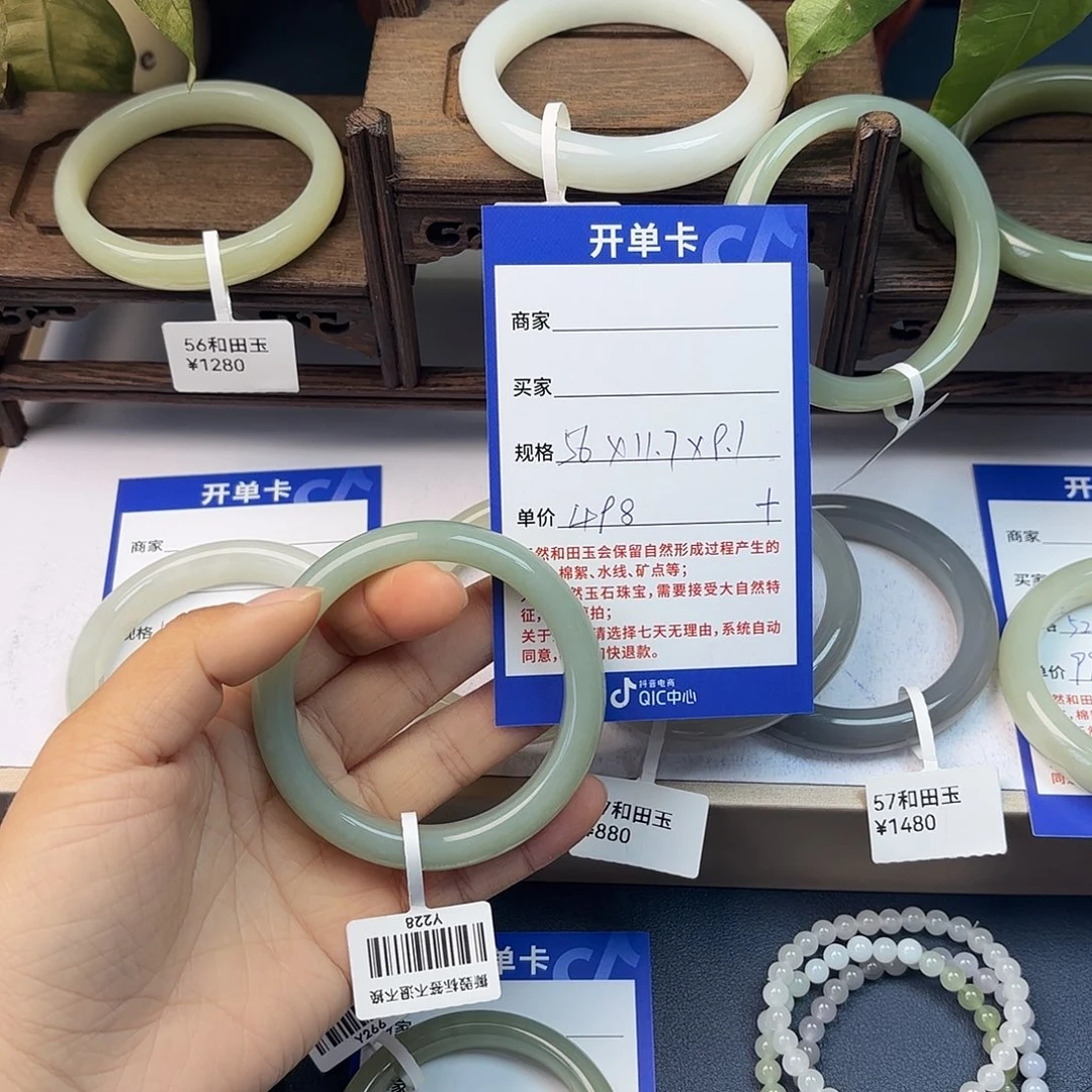 和田玉未镶嵌手镯