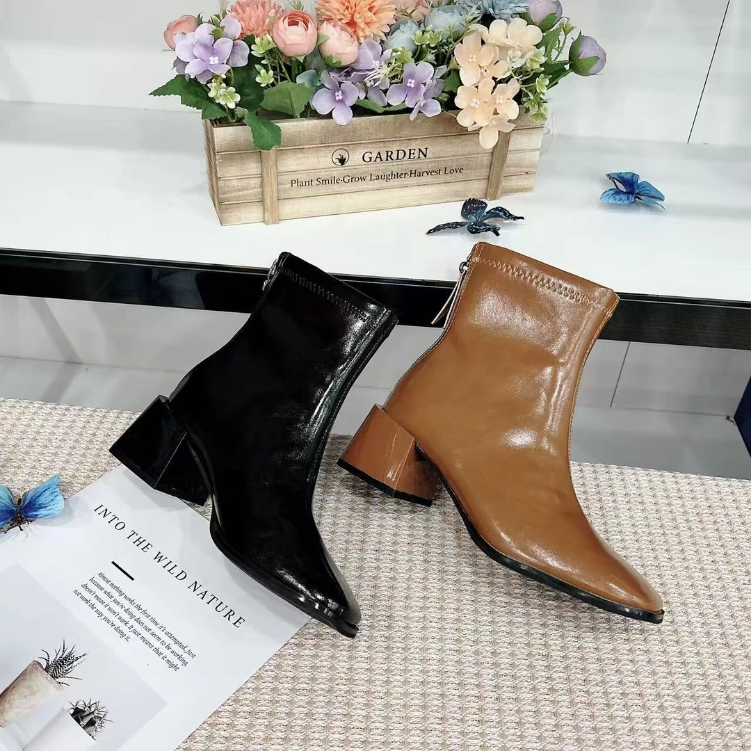 20677   新款时尚靴子女时尚粗跟方头气质短靴（四季款）