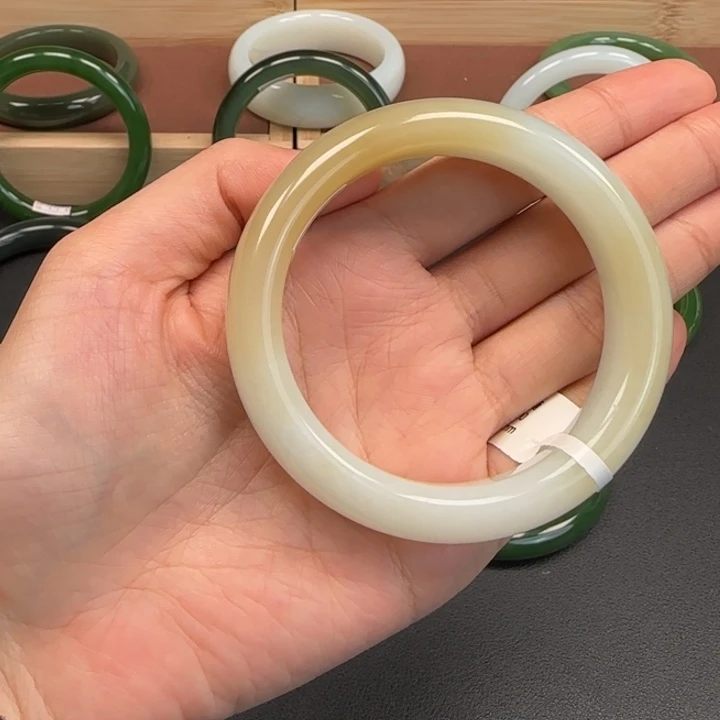 和田玉未镶嵌手镯一口糖