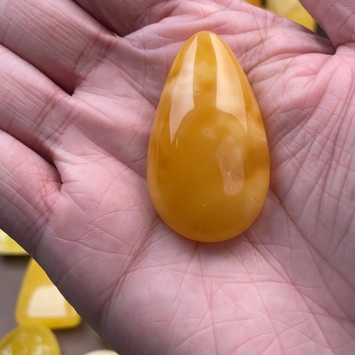 琥珀未镶嵌颈饰如图