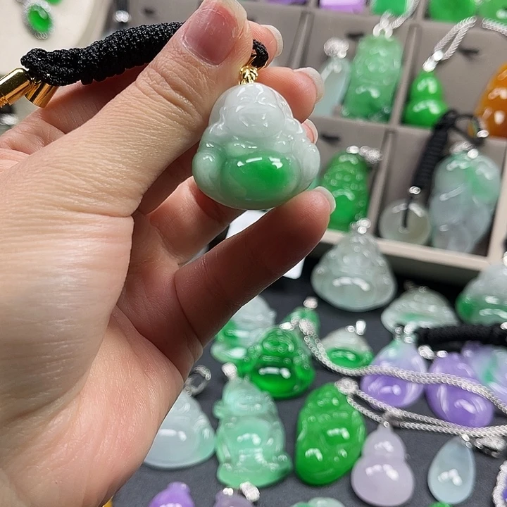 翡翠未镶嵌颈饰佛公