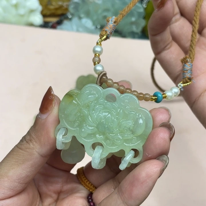 金****蛇纹石玉未镶嵌颈饰