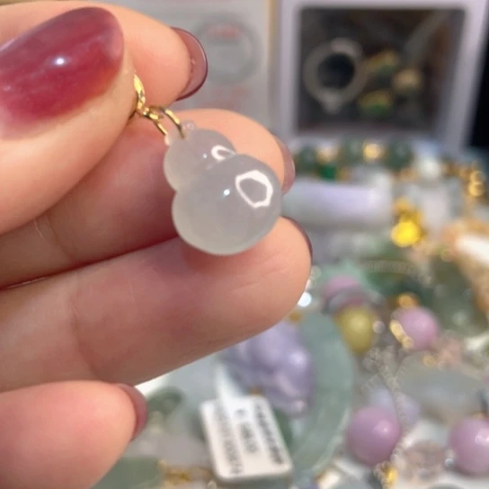 翡翠未镶嵌颈饰葫芦