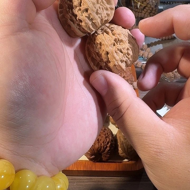 文玩核桃吊坠白狮子