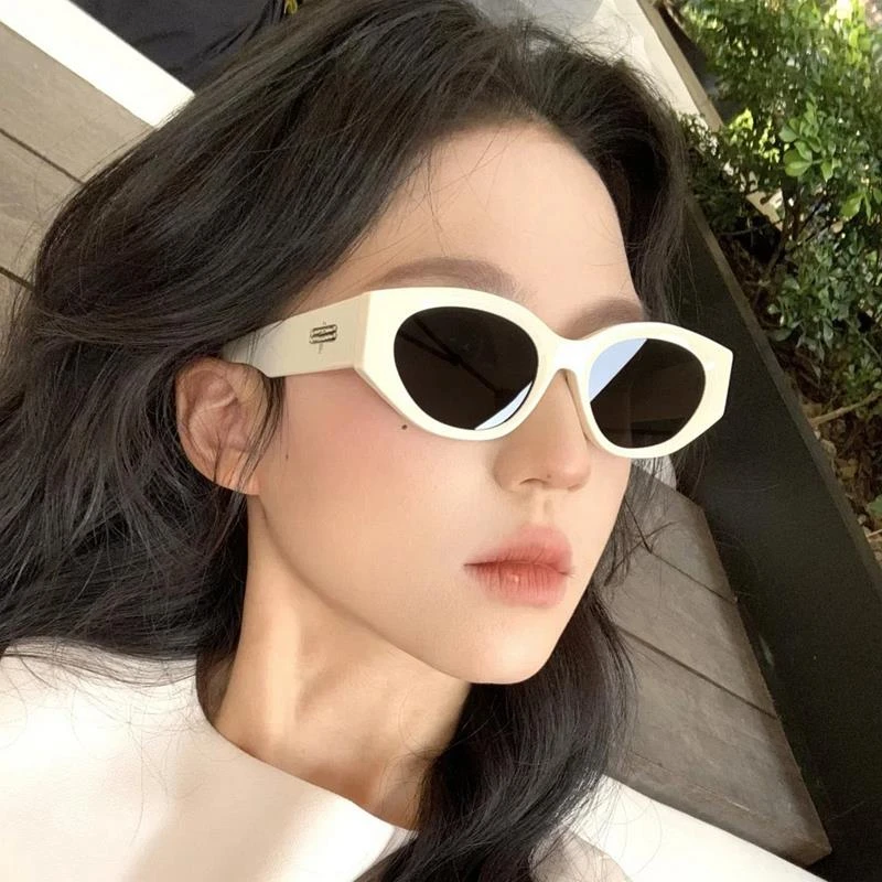 2025新款猫眼白色墨镜女款潮方圆脸遮颧骨显脸小夏季遮阳太阳眼镜