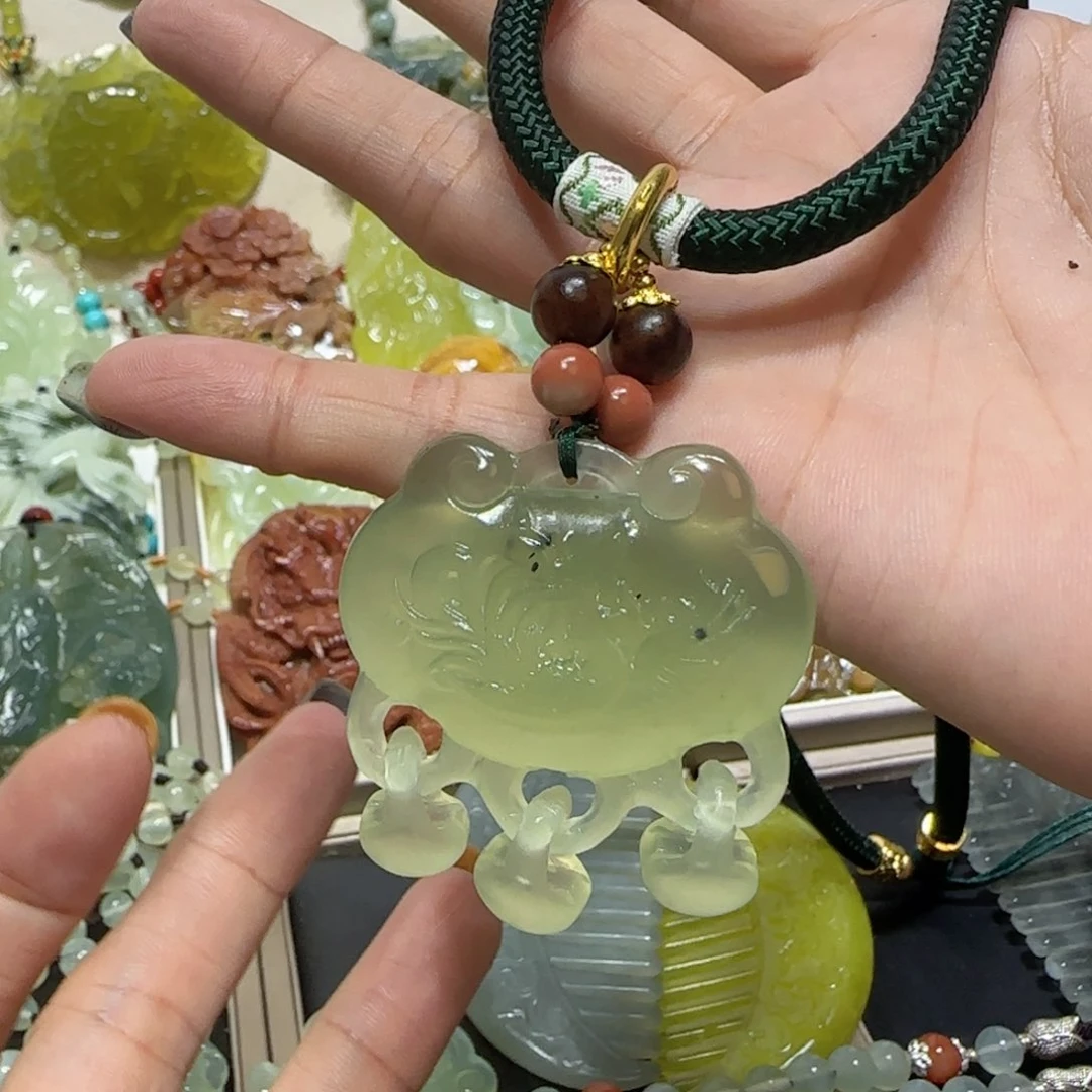 未镶嵌蛇纹石玉吊坠