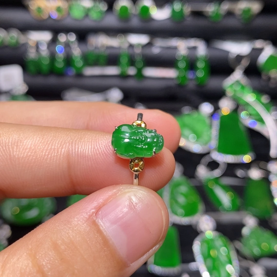 18K金镶嵌戒指翡翠天然翡翠
