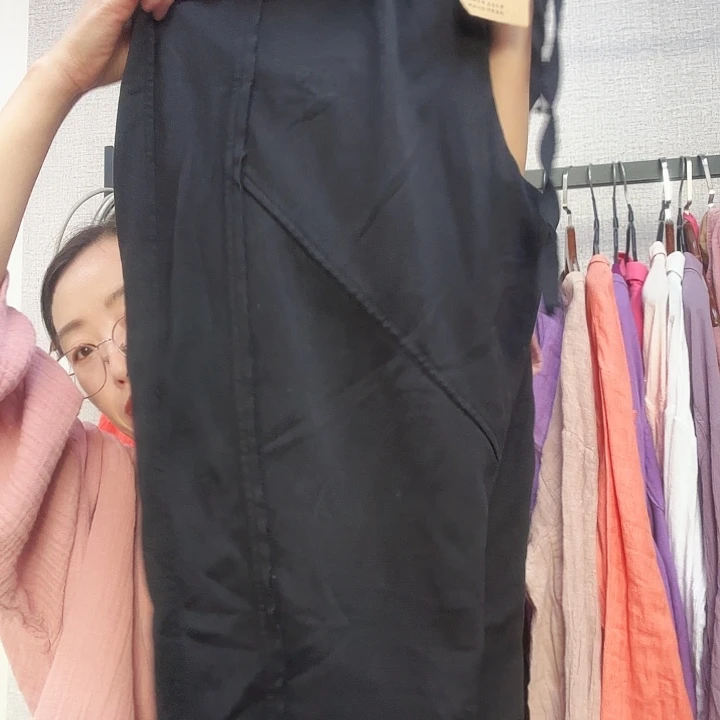 霞****黑色裤腿拼接卫裤390