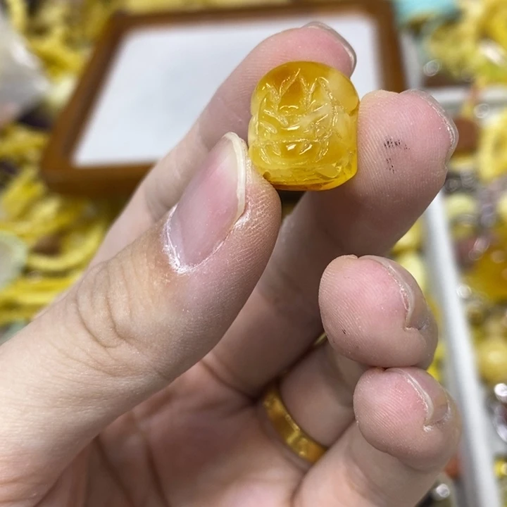 蜜蜡未镶嵌裸石吊坠