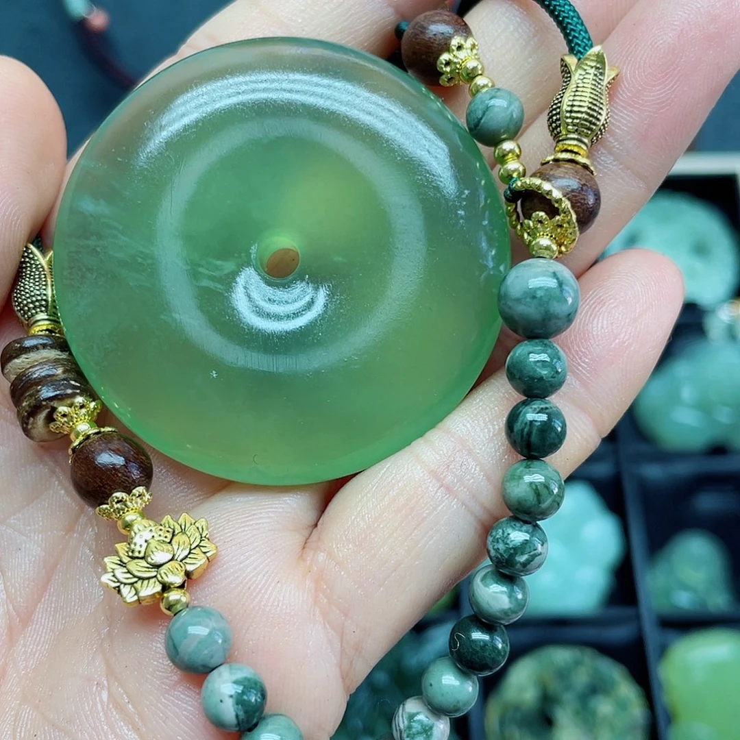 蛇纹石玉未镶嵌颈饰