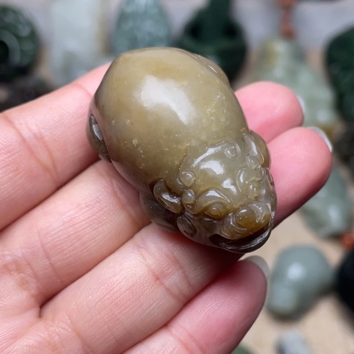 和田玉未镶嵌颈饰有棉点