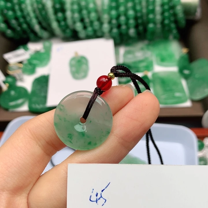 石英质玉颈饰未镶嵌昵***置