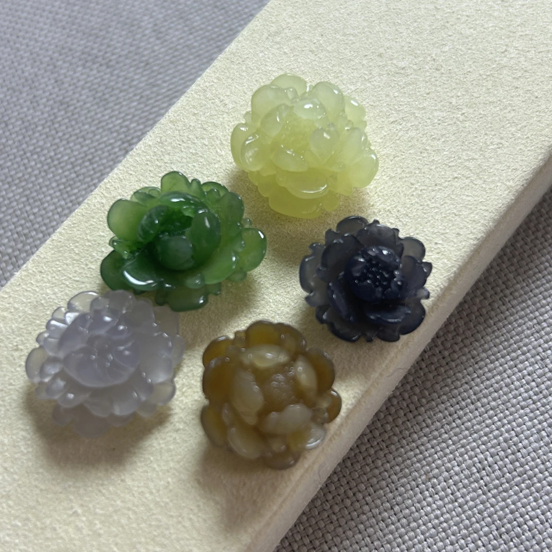 天然和田玉纯手工雕刻牡丹花，立体饱满，繁花似锦，多样化发其中一