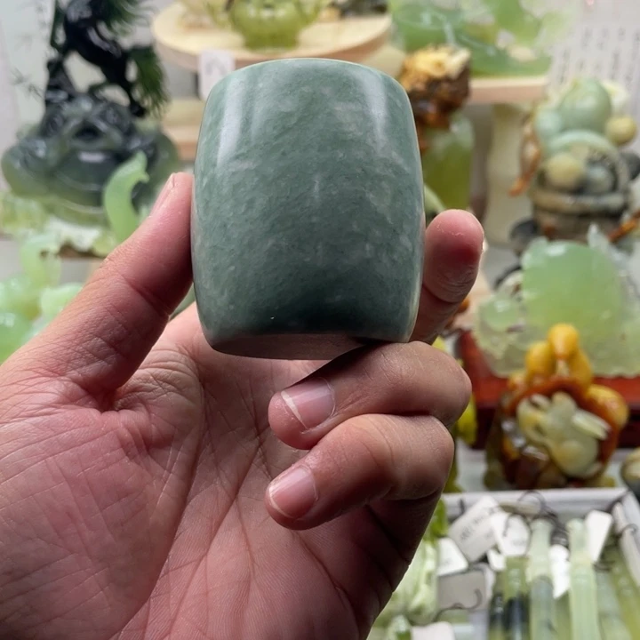 蛇纹石玉未镶嵌四大名玉杯子