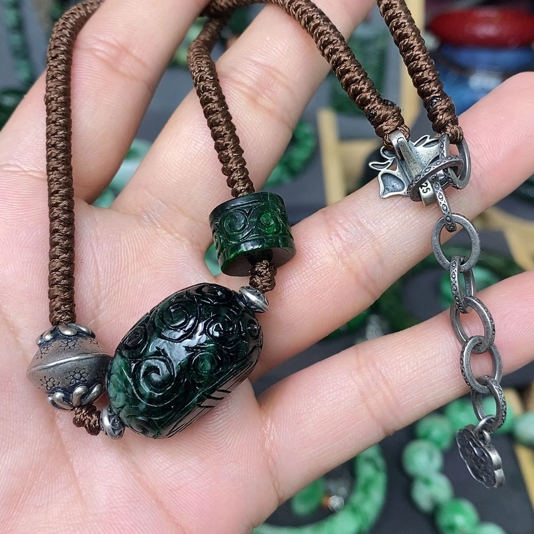 颈饰未镶嵌翡翠?**贝漂亮美眉