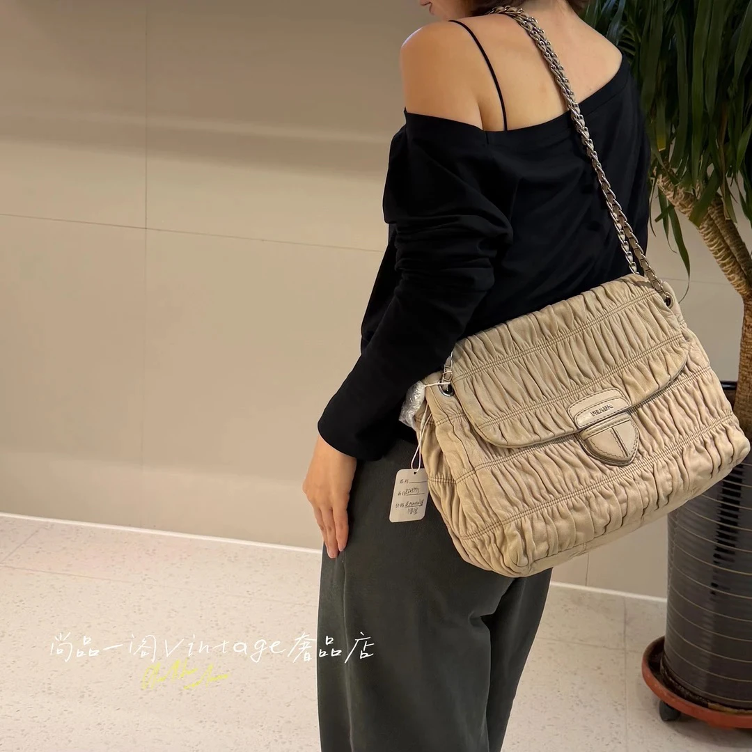 95新 Prada/普拉达 尚品一阁/奶茶色褶皱猪鼻子斜挎包