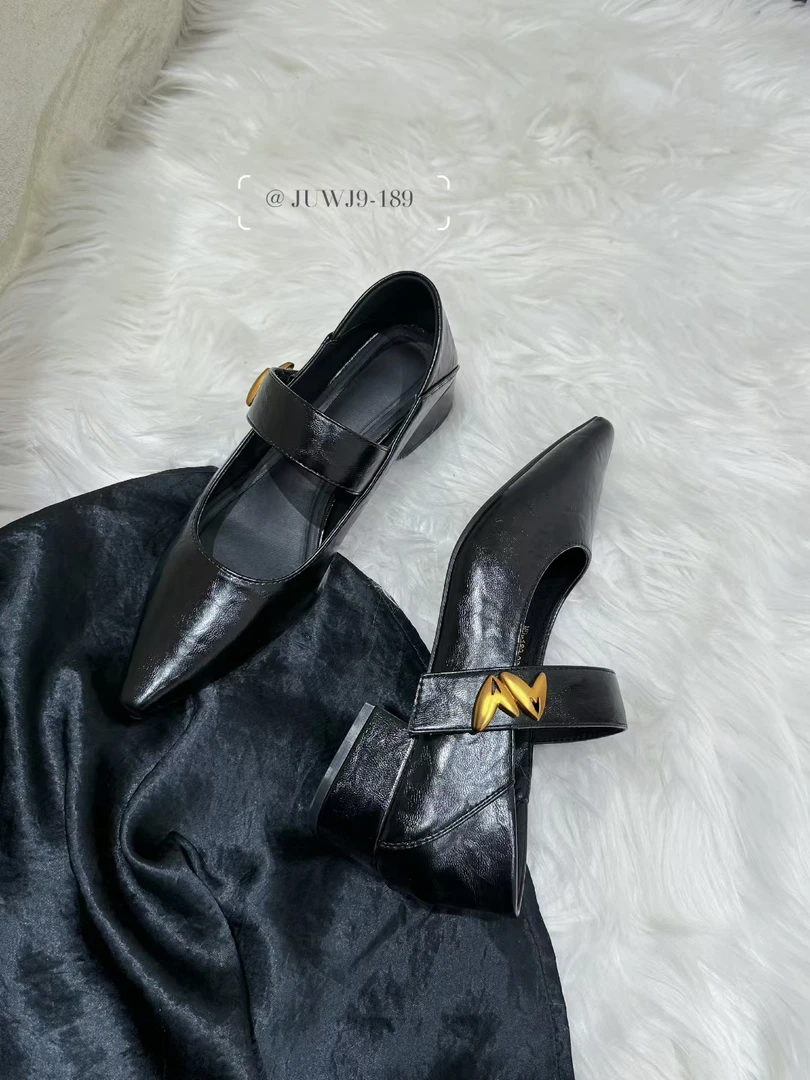 复古尖头玛丽珍鞋女2025秋季新款魔术贴平底通勤百搭浅口单鞋